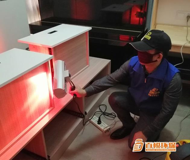佛山百悅環(huán)保除甲醛治理公司是專業(yè)清除甲醛公司，為佛山及佛山周邊新裝修機(jī)關(guān)企事業(yè)單位辦公樓、寫字樓、家庭住宅、新房、別墅、公寓、酒店、賓館、醫(yī)院、養(yǎng)老院、幼兒園、學(xué)校教室、商場(chǎng)、超市、旅館、文化場(chǎng)所、書店、圖書館、展覽館、體育館、公共交通場(chǎng)所、公共交通工具、餐廳等用戶提供室內(nèi)除甲醛、裝修甲醛治理解決方案、除異味的空氣治理服務(wù),擁有經(jīng)驗(yàn)豐富的施工團(tuán)隊(duì)，除甲醛價(jià)格公道，十五年質(zhì)保。